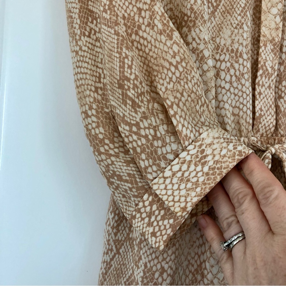 Aritzia Babaton Bennett Silk Long Sleeve Neutral Snake Print Belt Dress Size XS - Picture 7 of 14